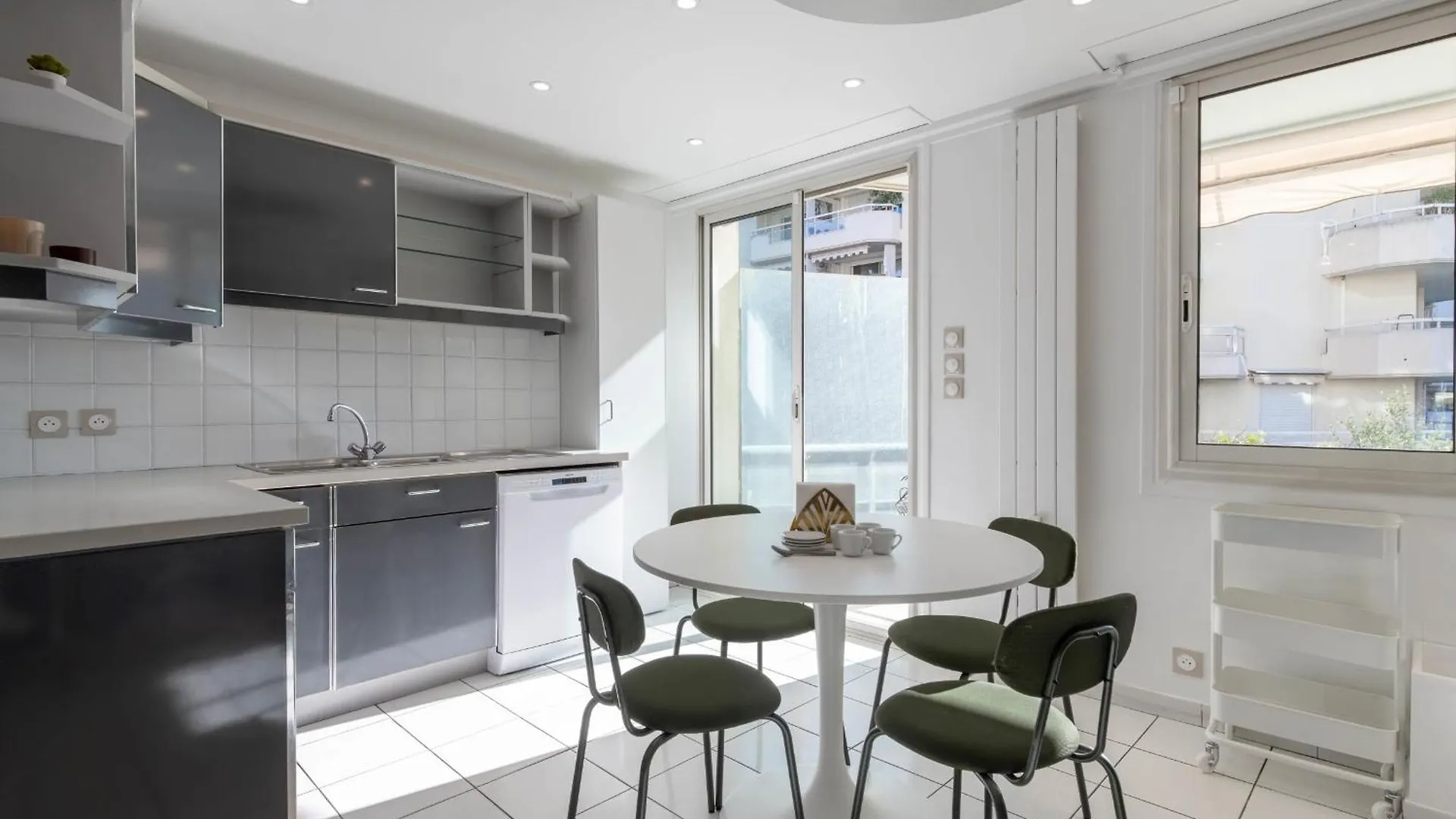 Spacious 2-Br Apartment Walk To Beach & City Center Cannes