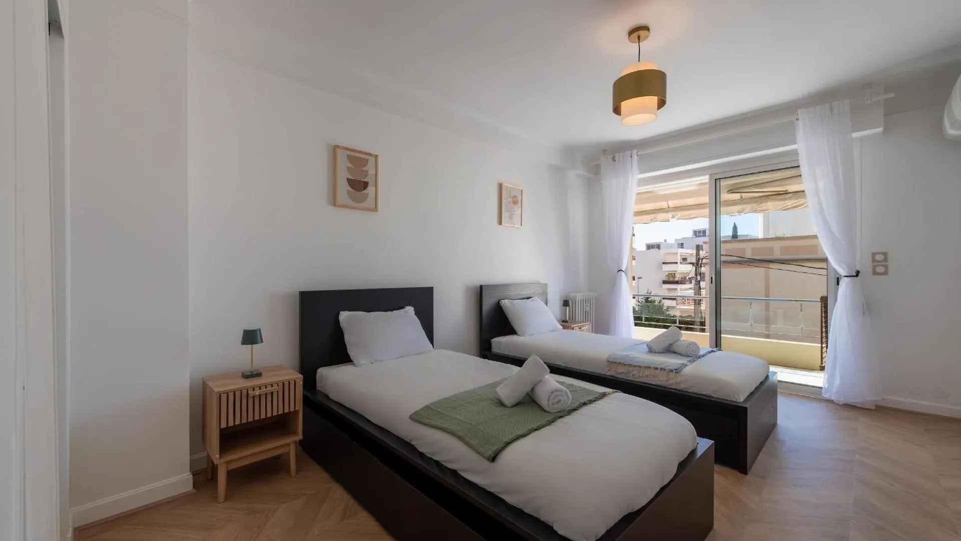 Spacious 2-Br Apartment Walk To Beach & City Center Cannes