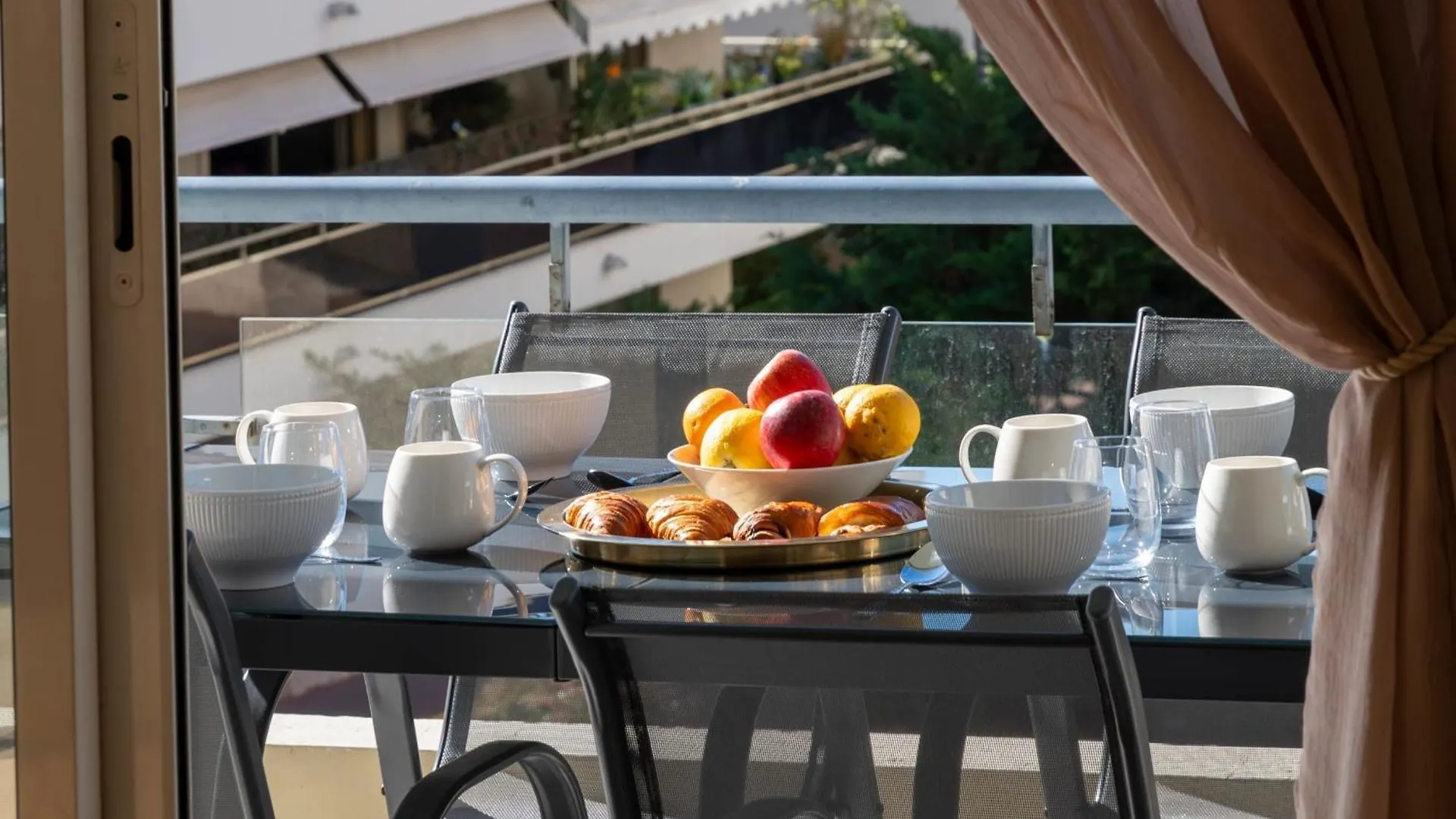 Spacious 2-Br Apartment Walk To Beach & City Center Cannes 0*,  France