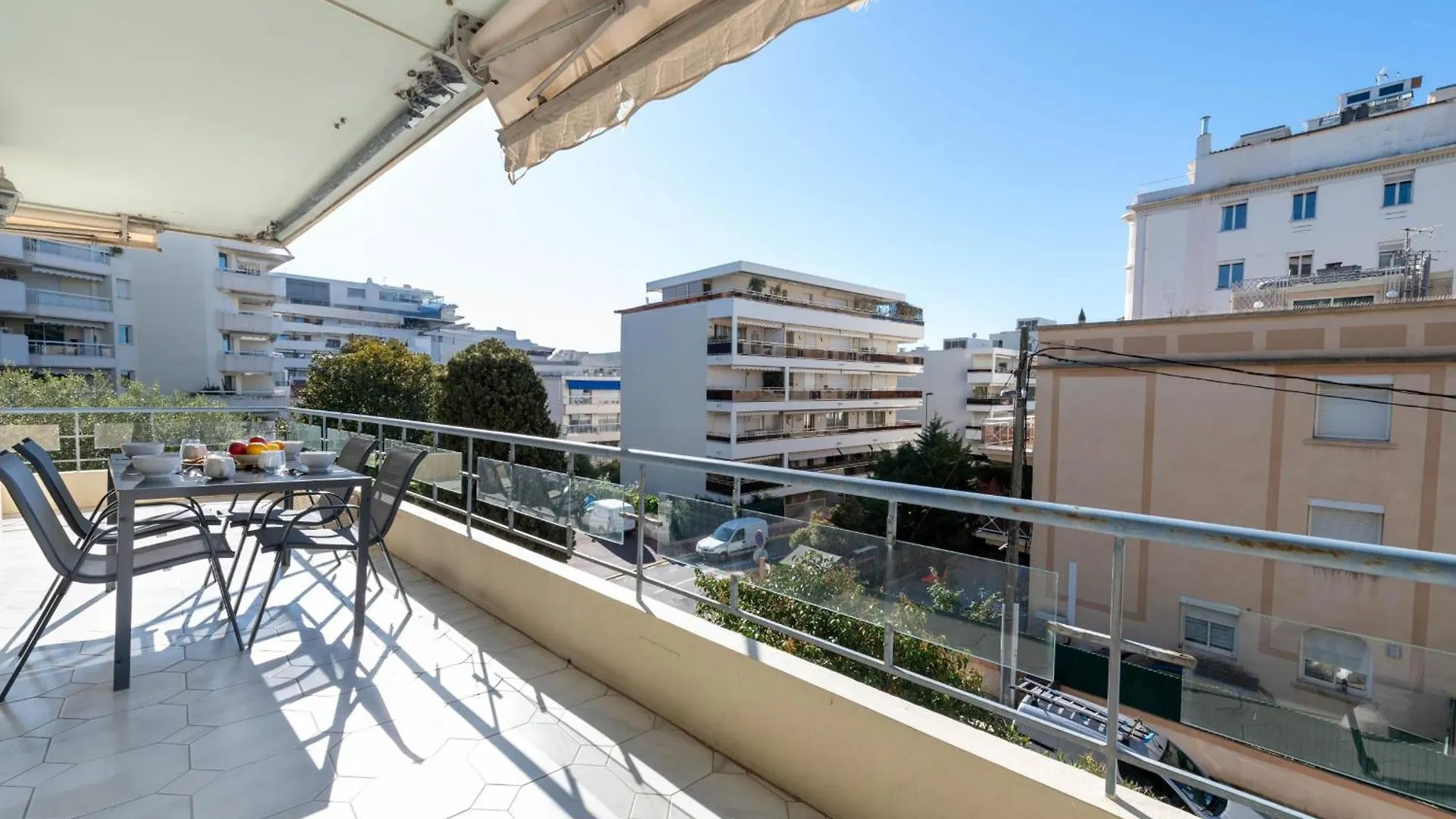 Spacious 2-Br Apartment Walk To Beach & City Center Cannes