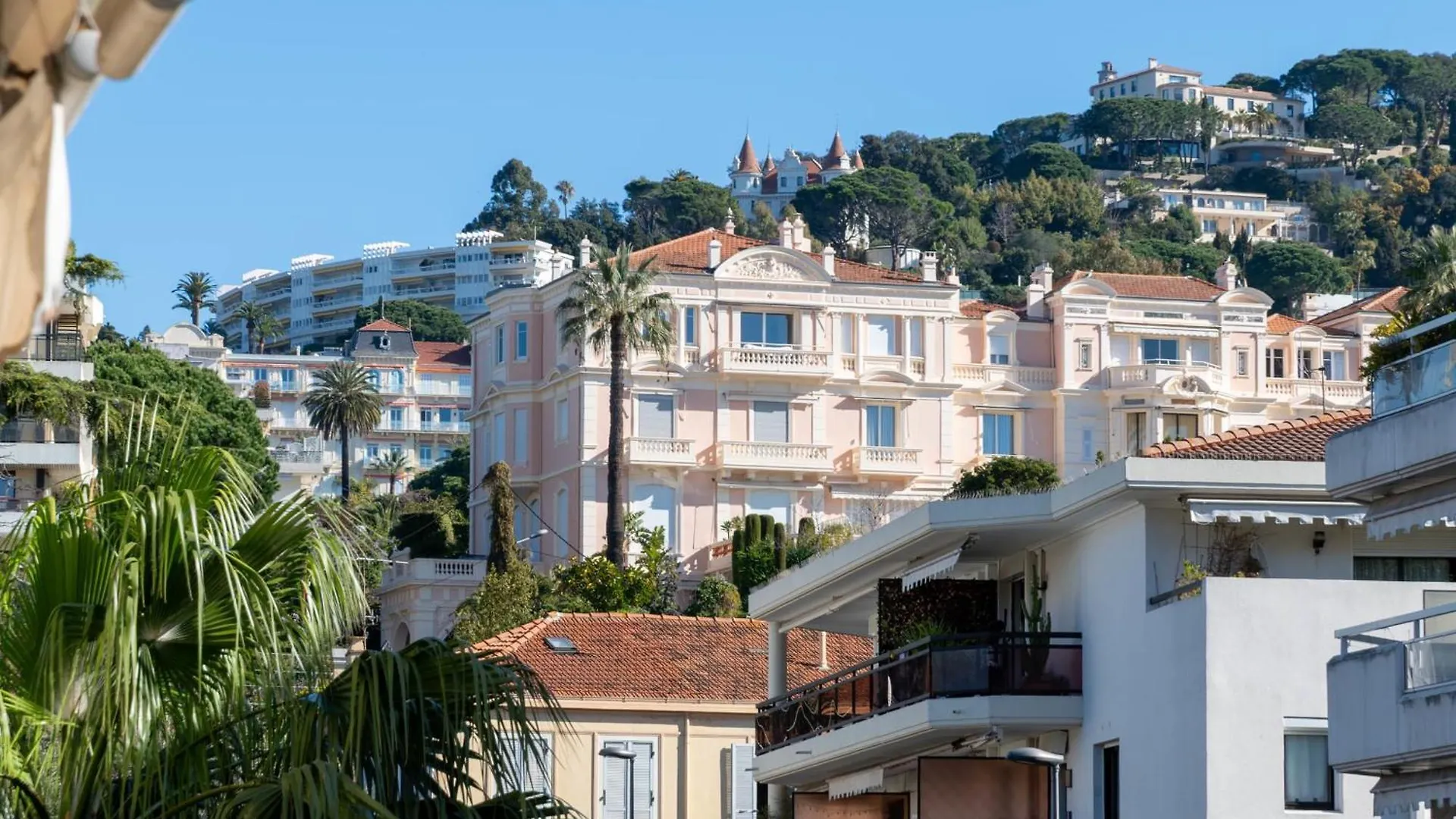 Spacious 2-Br Apartment Walk To Beach & City Center Cannes France