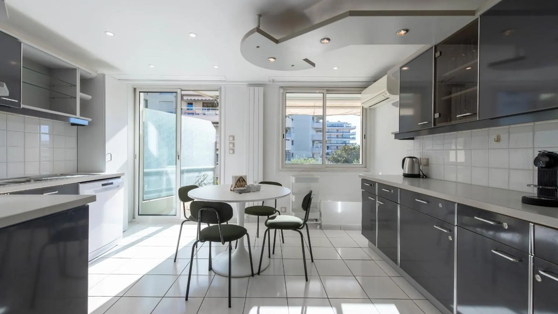 Spacious 2-Br Apartment Walk To Beach & City Center Cannes 0*,  France