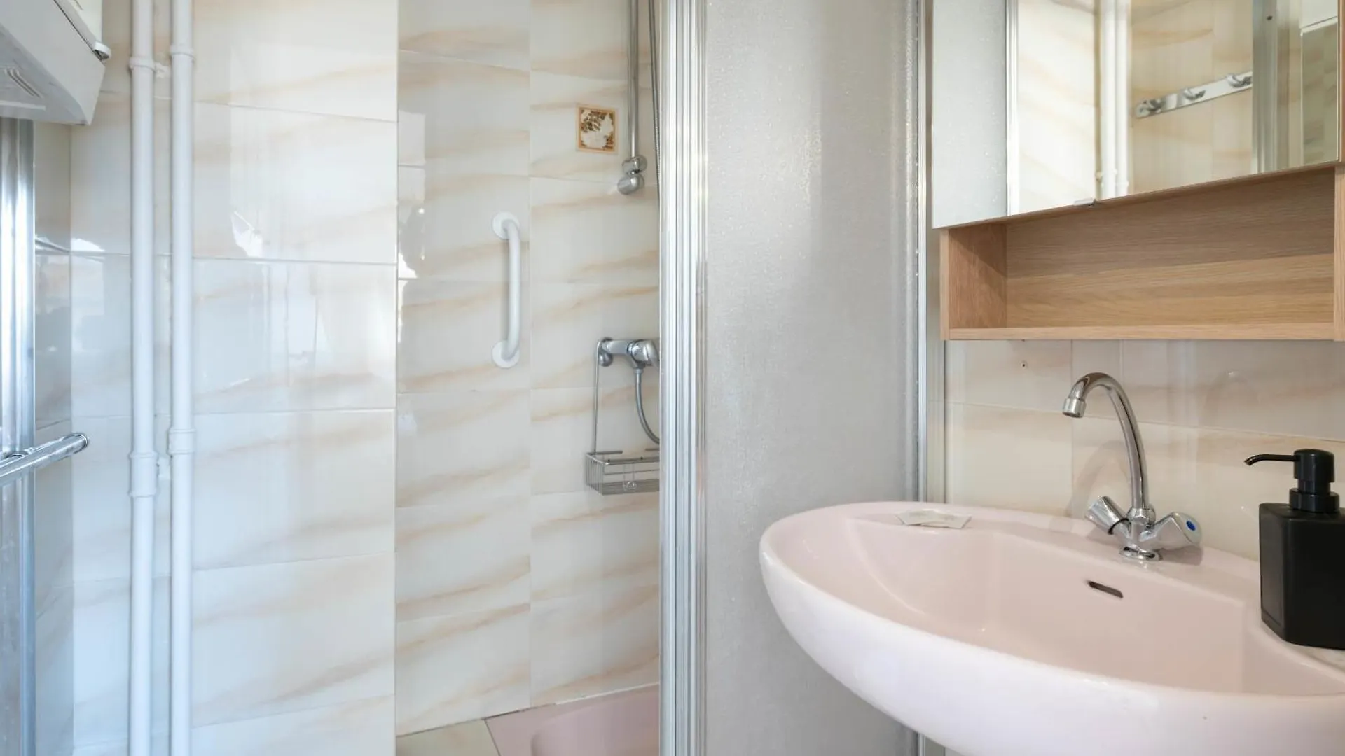 Spacious 2-Br Apartment Walk To Beach & City Center Cannes
