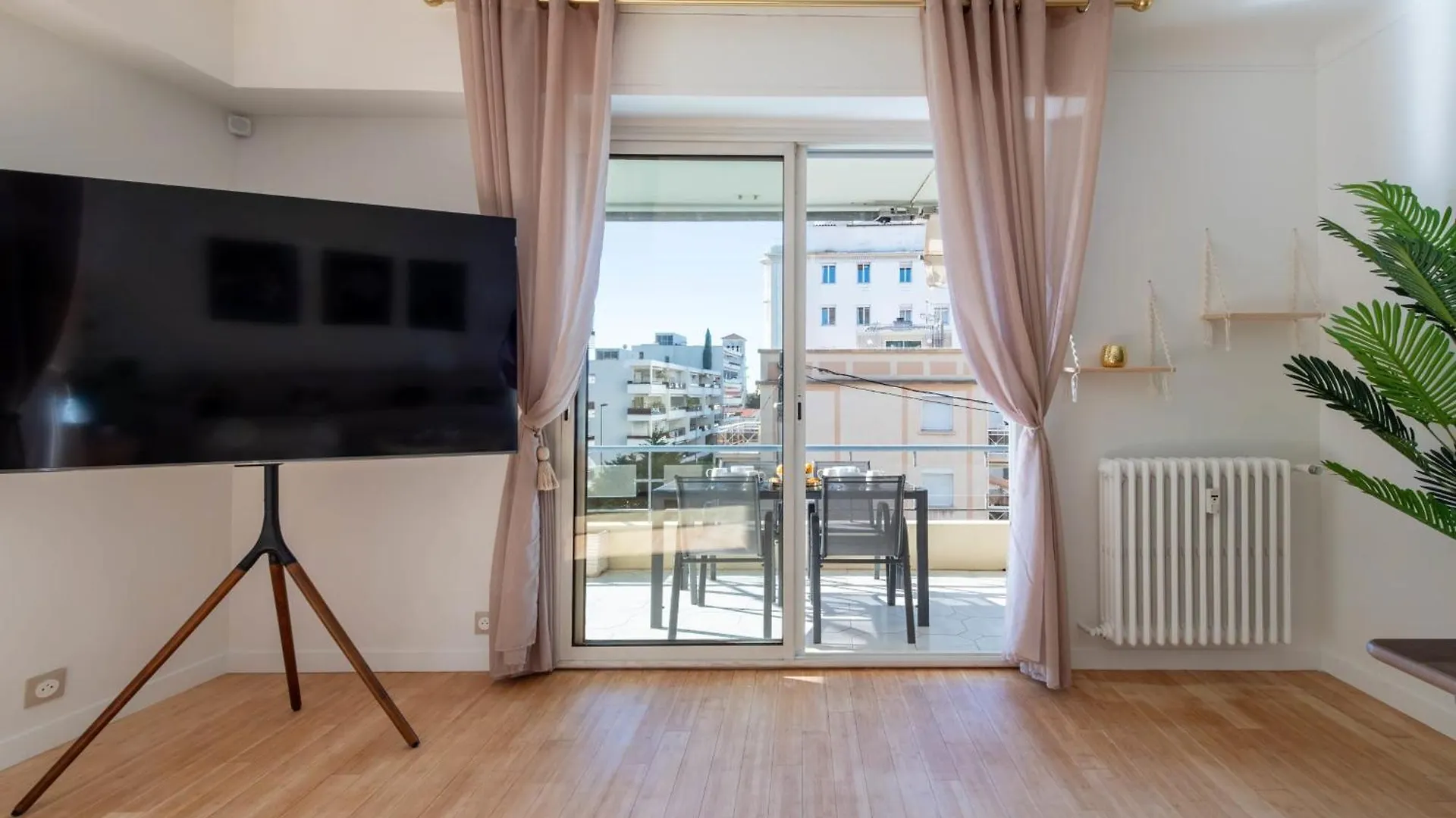 Spacious 2-Br Apartment Walk To Beach & City Center Cannes 0*,  France