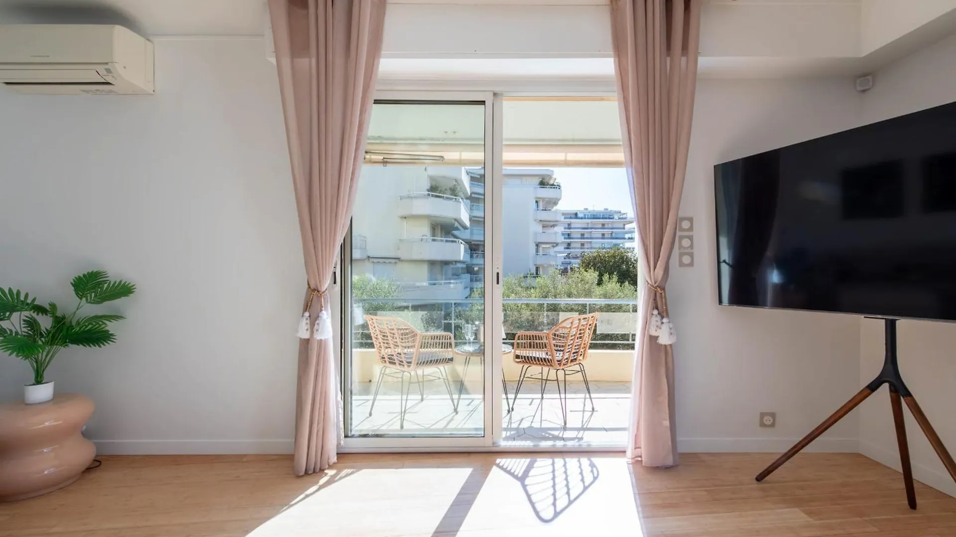 Spacious 2-Br Apartment Walk To Beach & City Center Cannes