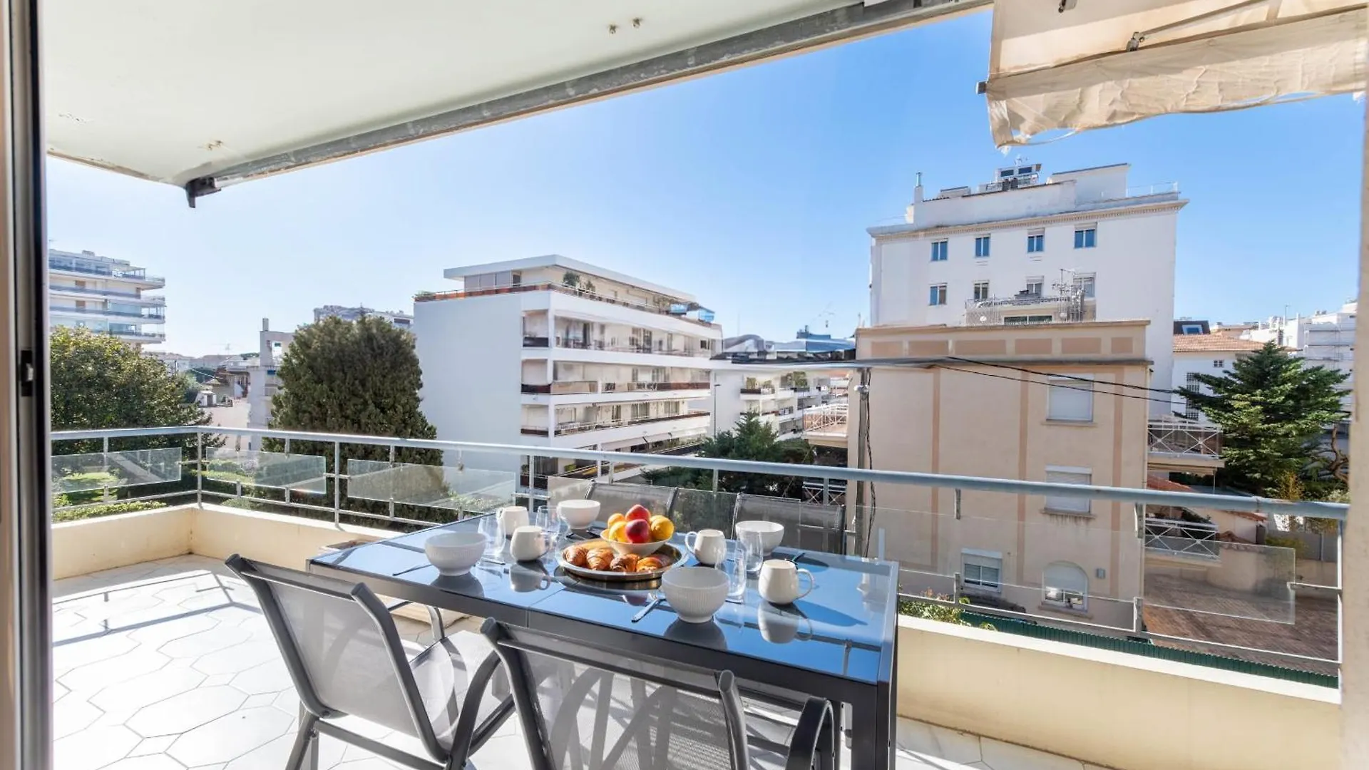 Spacious 2-Br Apartment Walk To Beach & City Center Cannes France