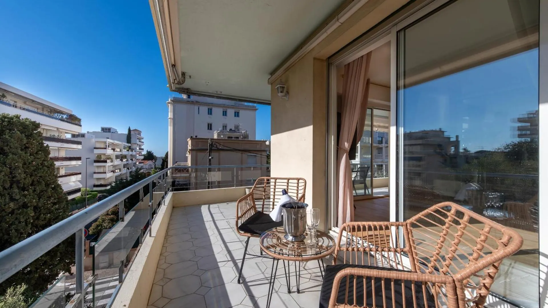 Spacious 2-Br Apartment Walk To Beach & City Center Cannes