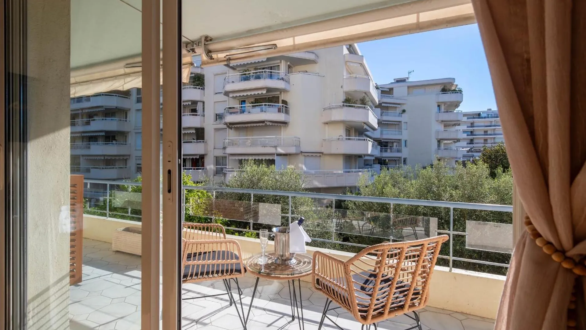 Spacious 2-Br Apartment Walk To Beach & City Center Cannes