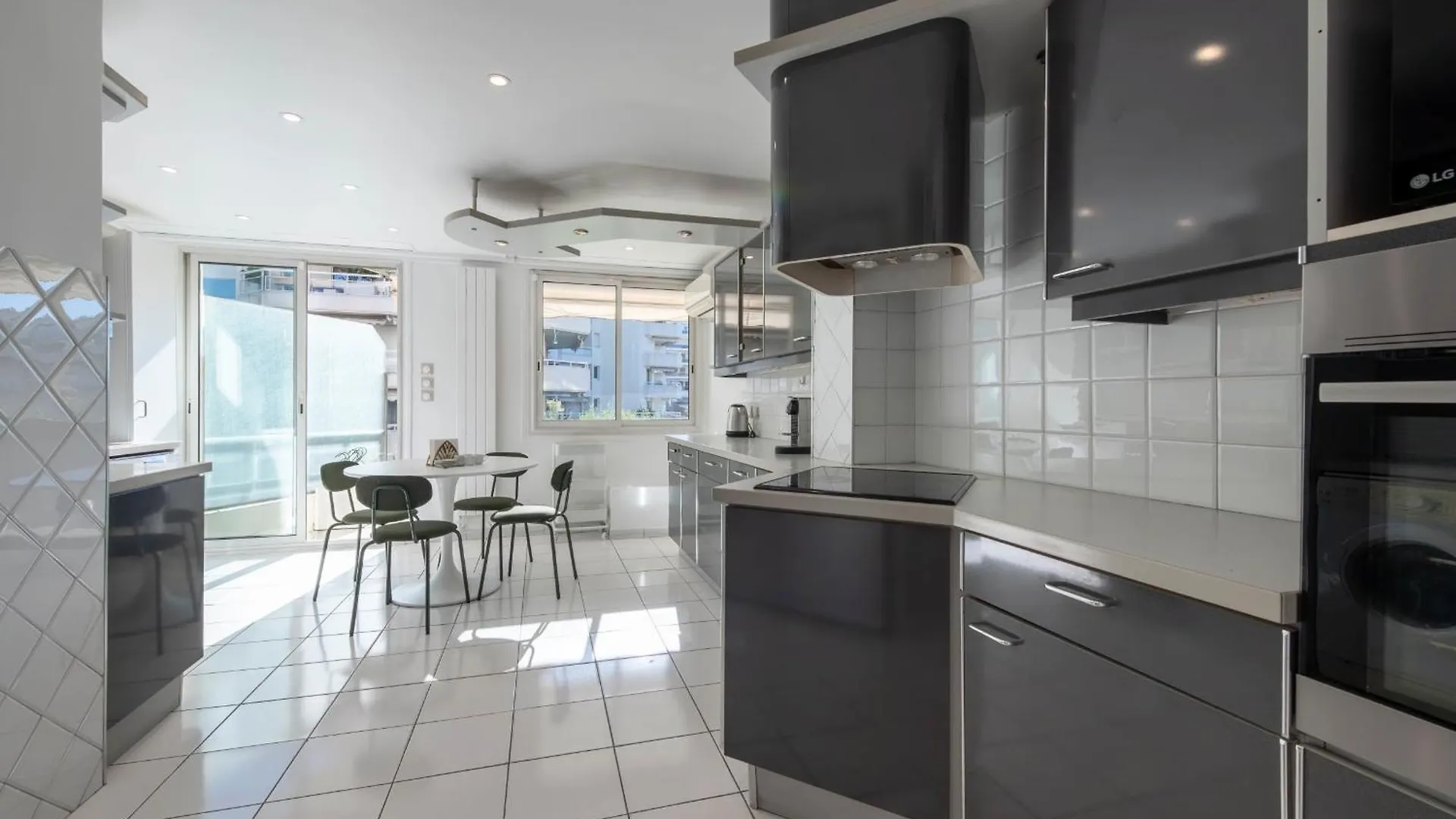 Spacious 2-Br Apartment Walk To Beach & City Center Cannes 0*,