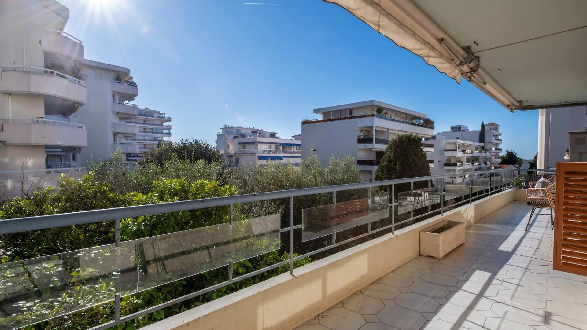 Spacious 2-Br Apartment Walk To Beach & City Center Cannes