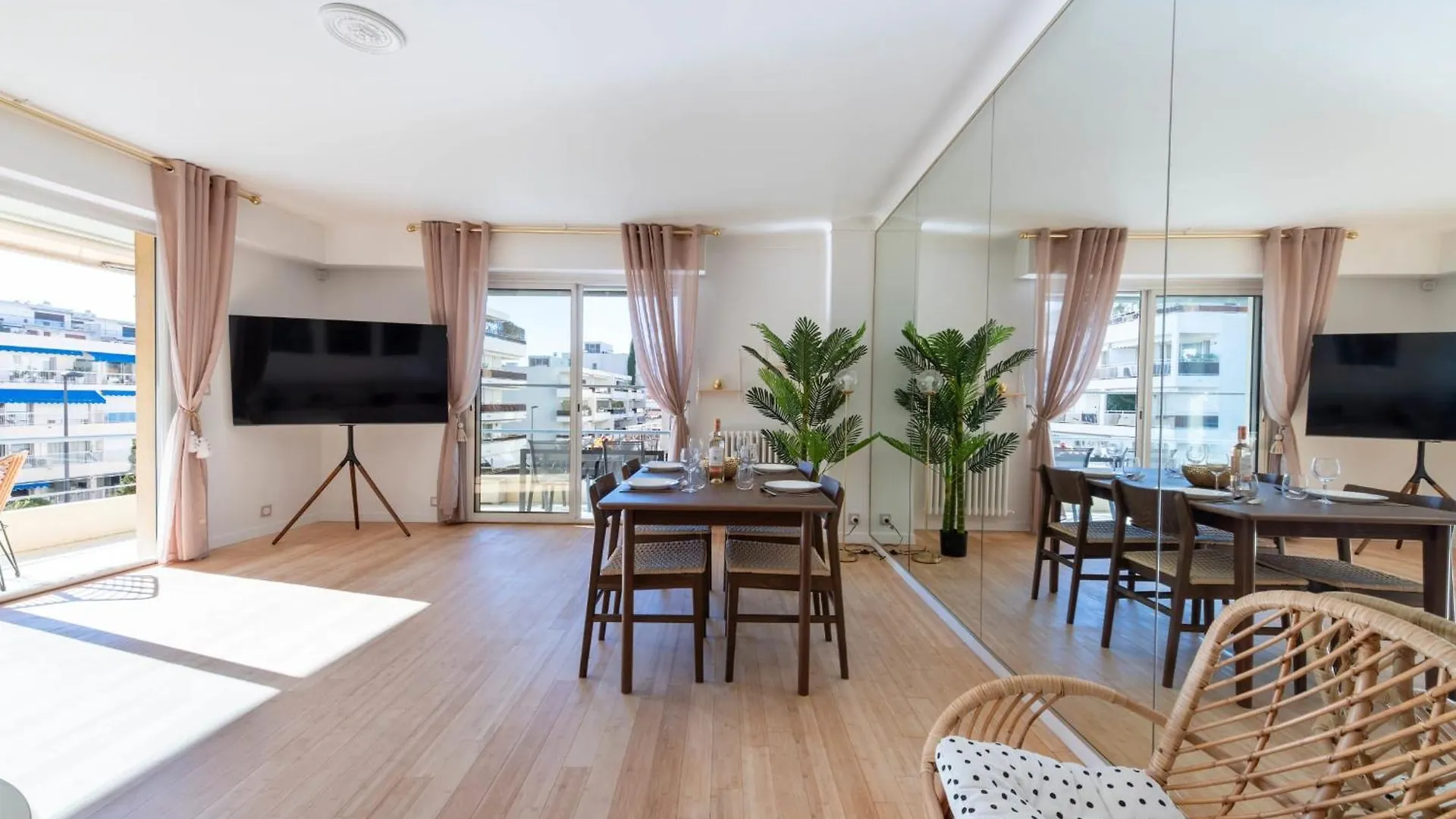 Spacious 2-Br Apartment Walk To Beach & City Center Cannes