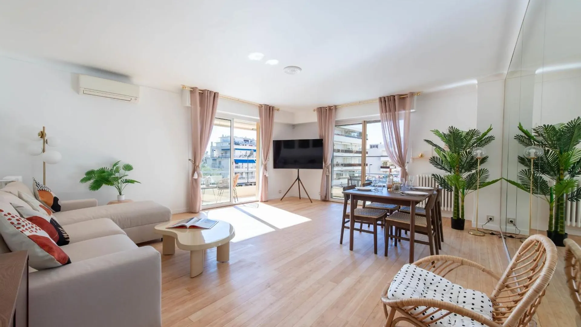 Spacious 2-Br Apartment Walk To Beach & City Center Cannes